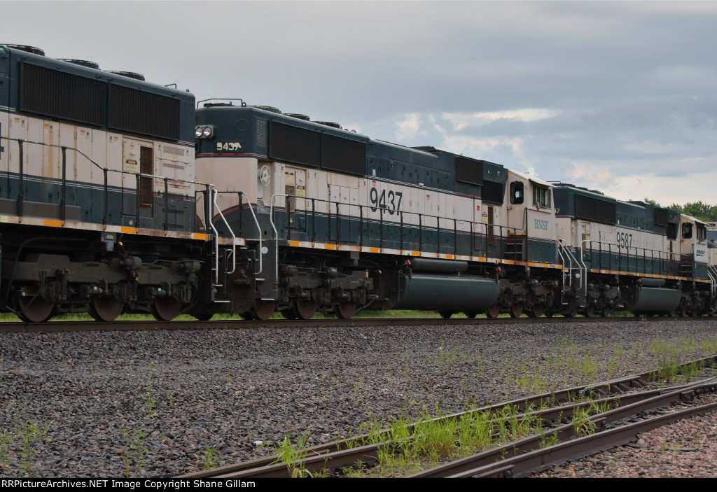 BNSF 9437 Roster shot.